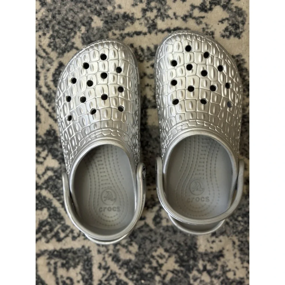 New Crocs Unisex-Adult Classic Crocskin Clogs Silver Metallic Size 4 Men 6 Wmn